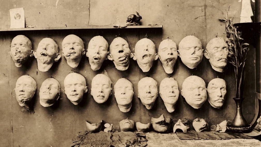 Plaster casts of mutilated faces 